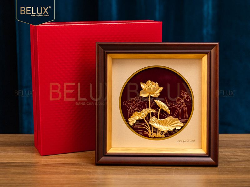 Tranh Sen Việt Nam nền đỏ dát vàng 24k 20x20cm